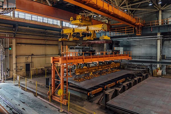 Vacuum lifter for sheet metal and overhead crane with electromag